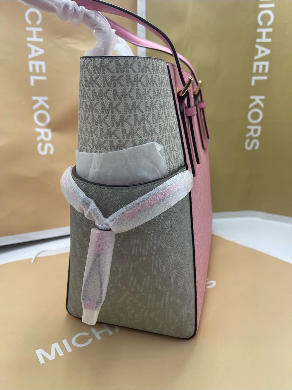 MICHAEL KORS Voyager Lg Color-Block Signature Logo TZ EW Shoulder Tote
Carnation - Picture 6 of 16